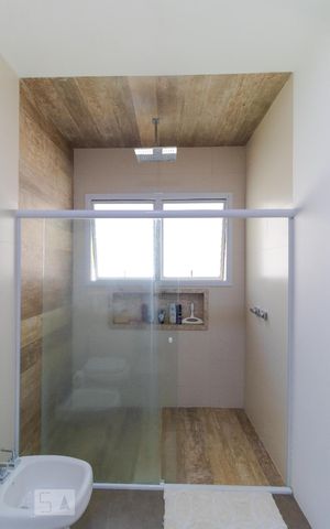 Casa de condomínio à venda com 400m², 4 quartos e 8 vagas Casa de condomínio à venda com 400m², 4 quartos e 8 vagasBanheiro da Suíte 04