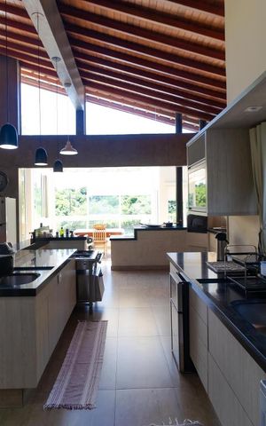 Casa de condomínio à venda com 400m², 4 quartos e 8 vagas Casa de condomínio à venda com 400m², 4 quartos e 8 vagasCozinha