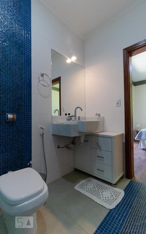 Casa de condomínio à venda com 400m², 4 quartos e 8 vagas Casa de condomínio à venda com 400m², 4 quartos e 8 vagasBanheiro da Suíte 01