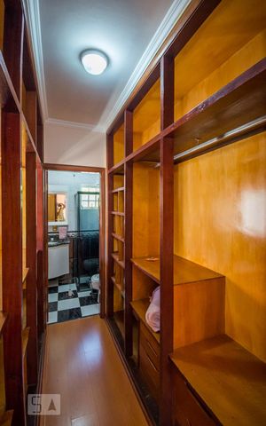Casa à venda com 1074m², 5 quartos e NaN vagas Casa à venda com 1074m², 5 quartos e NaN vagasCloset da Suíte 3