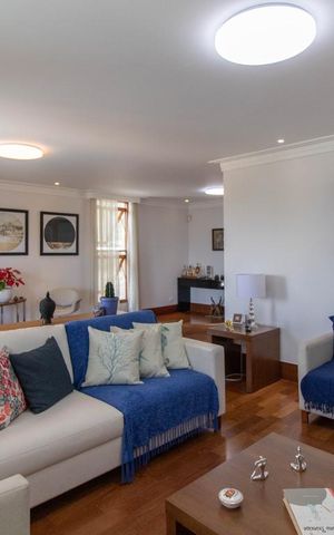 Casa à venda com 500m², 3 quartos e 6 vagas Casa à venda com 500m², 3 quartos e 6 vagasSala