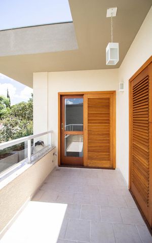 Casa à venda com 500m², 3 quartos e 6 vagas Casa à venda com 500m², 3 quartos e 6 vagasSacada do Quarto 3