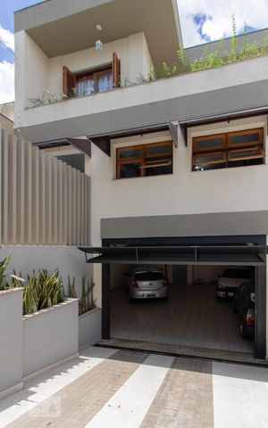Casa à venda com 500m², 3 quartos e 6 vagas Casa à venda com 500m², 3 quartos e 6 vagasGaragem