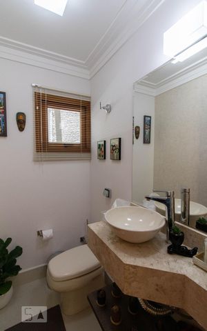 Casa à venda com 500m², 3 quartos e 6 vagas Casa à venda com 500m², 3 quartos e 6 vagasLavabo