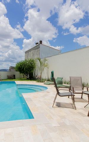 Casa à venda com 500m², 3 quartos e 6 vagas Casa à venda com 500m², 3 quartos e 6 vagasPiscina
