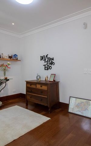 Casa à venda com 500m², 3 quartos e 6 vagas Casa à venda com 500m², 3 quartos e 6 vagasSuíte