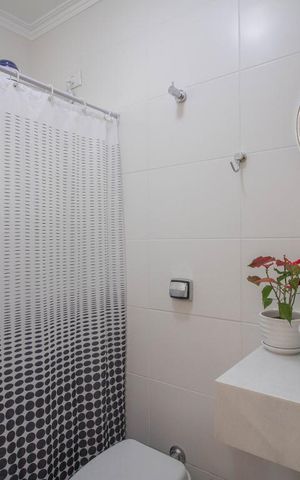 Casa à venda com 500m², 3 quartos e 6 vagas Casa à venda com 500m², 3 quartos e 6 vagasBanheiro de Serviço