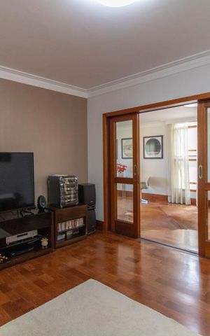 Casa à venda com 500m², 3 quartos e 6 vagas Casa à venda com 500m², 3 quartos e 6 vagasSala de TV