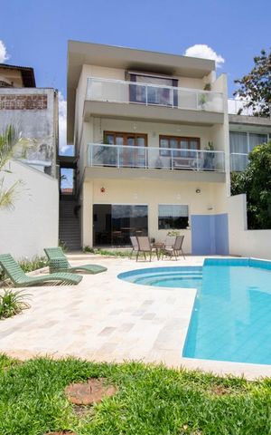 Casa à venda com 500m², 3 quartos e 6 vagas Casa à venda com 500m², 3 quartos e 6 vagasPiscina