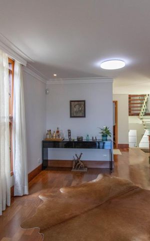 Casa à venda com 500m², 3 quartos e 6 vagas Casa à venda com 500m², 3 quartos e 6 vagasSala