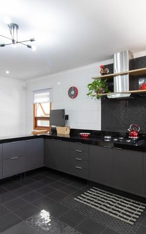 Casa à venda com 500m², 3 quartos e 6 vagas Casa à venda com 500m², 3 quartos e 6 vagasCozinha
