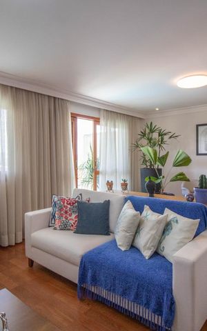 Casa à venda com 500m², 3 quartos e 6 vagas Casa à venda com 500m², 3 quartos e 6 vagasSala