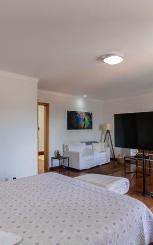 Casa à venda com 500m², 3 quartos e 6 vagas Casa à venda com 500m², 3 quartos e 6 vagasSuíte