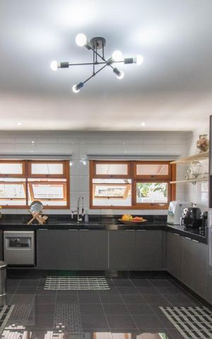 Casa à venda com 500m², 3 quartos e 6 vagas Casa à venda com 500m², 3 quartos e 6 vagasCozinha