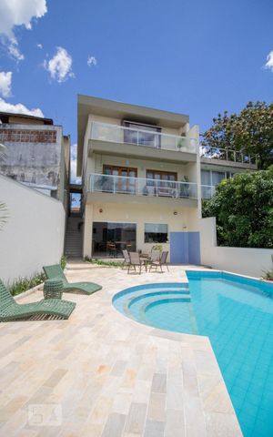Casa à venda com 500m², 3 quartos e 6 vagas Casa à venda com 500m², 3 quartos e 6 vagasPiscina
