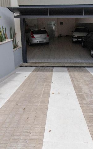 Casa à venda com 500m², 3 quartos e 6 vagas Casa à venda com 500m², 3 quartos e 6 vagasGaragem