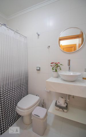 Casa à venda com 500m², 3 quartos e 6 vagas Casa à venda com 500m², 3 quartos e 6 vagasBanheiro de Serviço