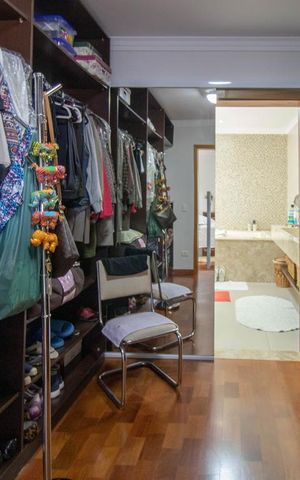 Casa à venda com 500m², 3 quartos e 6 vagas Casa à venda com 500m², 3 quartos e 6 vagasCloset da Suíte