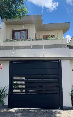 Casa à venda com 500m², 3 quartos e 6 vagas Casa à venda com 500m², 3 quartos e 6 vagasFachada