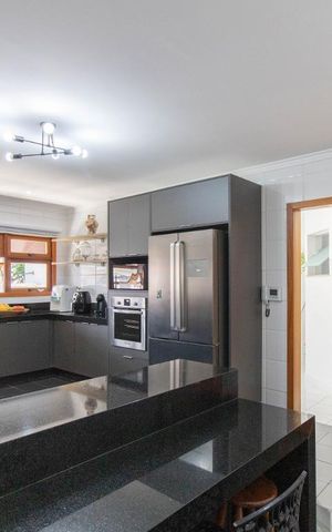 Casa à venda com 500m², 3 quartos e 6 vagas Casa à venda com 500m², 3 quartos e 6 vagasCozinha