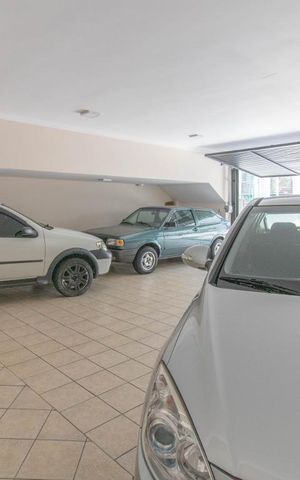 Casa à venda com 500m², 3 quartos e 6 vagas Casa à venda com 500m², 3 quartos e 6 vagasGaragem