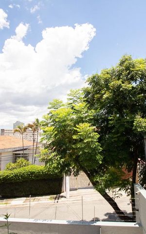 Casa à venda com 500m², 3 quartos e 6 vagas Casa à venda com 500m², 3 quartos e 6 vagasVista da Sacada