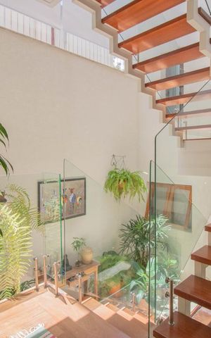 Casa à venda com 500m², 3 quartos e 6 vagas Casa à venda com 500m², 3 quartos e 6 vagasEscada