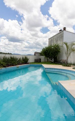 Casa à venda com 500m², 3 quartos e 6 vagas Casa à venda com 500m², 3 quartos e 6 vagasPiscina