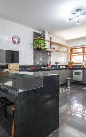 Casa à venda com 500m², 3 quartos e 6 vagas Casa à venda com 500m², 3 quartos e 6 vagasCozinha