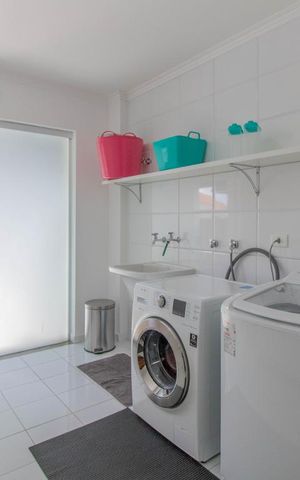 Casa à venda com 500m², 3 quartos e 6 vagas Casa à venda com 500m², 3 quartos e 6 vagasÁrea de Serviço