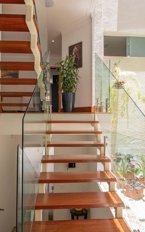 Casa à venda com 500m², 3 quartos e 6 vagas Casa à venda com 500m², 3 quartos e 6 vagasEscada