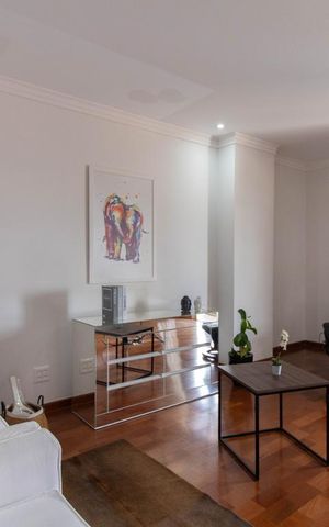 Casa à venda com 500m², 3 quartos e 6 vagas Casa à venda com 500m², 3 quartos e 6 vagasSuíte