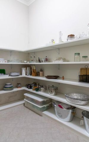 Casa à venda com 500m², 3 quartos e 6 vagas Casa à venda com 500m², 3 quartos e 6 vagasDespensa