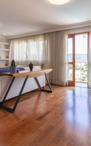 Casa à venda com 500m², 3 quartos e 6 vagas Casa à venda com 500m², 3 quartos e 6 vagasSala