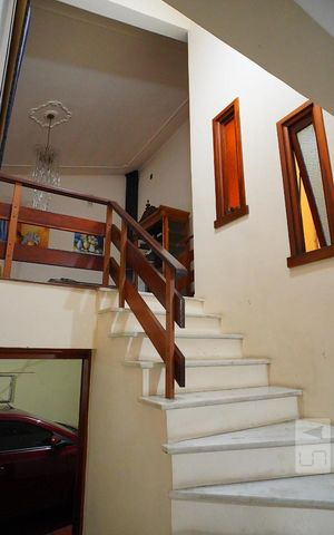 Casa à venda com 350m², 4 quartos e 4 vagasAcesso 2 andar