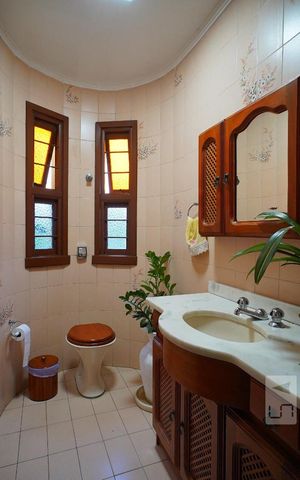 Casa à venda com 350m², 4 quartos e 4 vagasLavabo