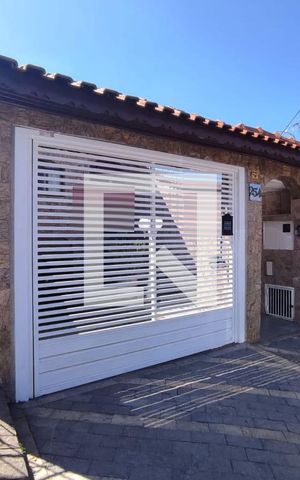 Casa à venda com 204m², 3 quartos e 5 vagas Casa à venda com 204m², 3 quartos e 5 vagasFachada