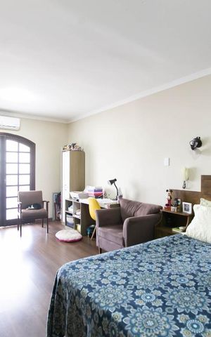 Casa à venda com 300m², 3 quartos e 2 vagas Casa à venda com 300m², 3 quartos e 2 vagasSuite