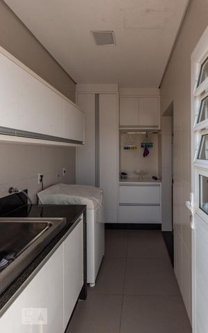Casa de condomínio à venda com 400m², 5 quartos e 4 vagas Casa de condomínio à venda com 400m², 5 quartos e 4 vagasÁrea de Serviço