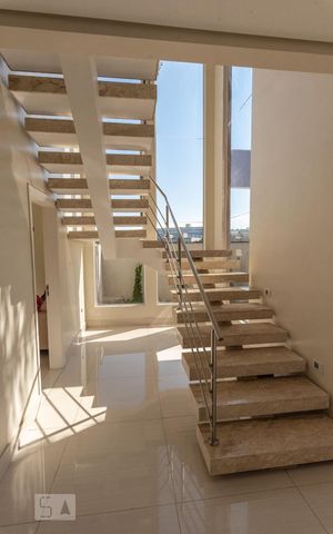 Casa de condomínio à venda com 400m², 5 quartos e 4 vagas Casa de condomínio à venda com 400m², 5 quartos e 4 vagasHall de Entrada e Escada