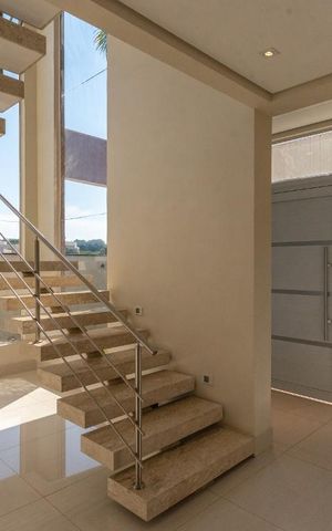 Casa de condomínio à venda com 400m², 5 quartos e 4 vagas Casa de condomínio à venda com 400m², 5 quartos e 4 vagasHall de Entrada e Escada