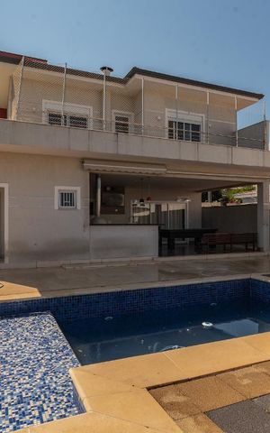 Casa de condomínio à venda com 400m², 5 quartos e 4 vagas Casa de condomínio à venda com 400m², 5 quartos e 4 vagasPiscina