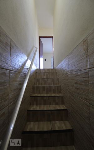 Casa para alugar com 80m², 3 quartos e sem vagaEscada