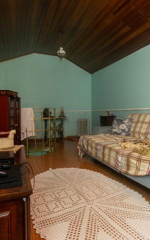 Casa à venda com 260m², 3 quartos e 6 vagas Casa à venda com 260m², 3 quartos e 6 vagasSótão