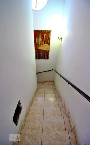 Casa à venda com 175m², 3 quartos e 2 vagasEscada