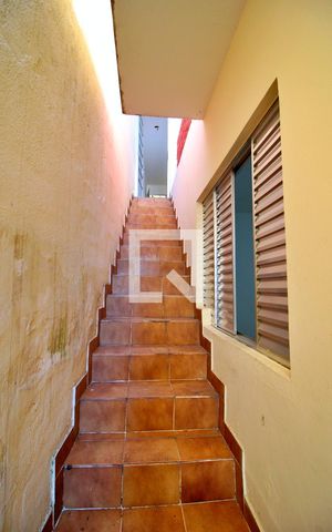 Casa para alugar com 200m², 2 quartos e 1 vagaEscada