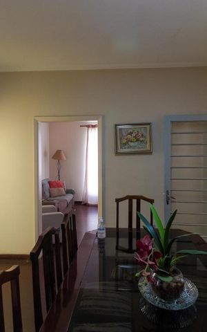 Casa à venda com 193m², 4 quartos e 5 vagas Casa à venda com 193m², 4 quartos e 5 vagasSala de Jantar