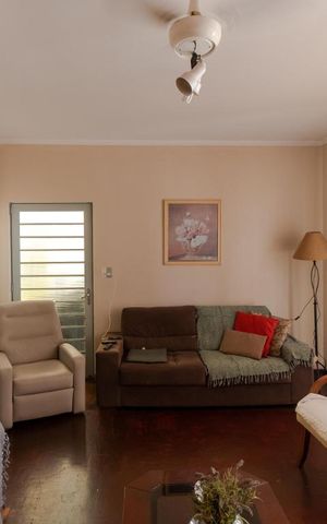 Casa à venda com 193m², 4 quartos e 5 vagas Casa à venda com 193m², 4 quartos e 5 vagasSala de TV