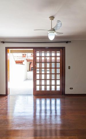 Casa à venda com 227m², 3 quartos e 4 vagas Casa à venda com 227m², 3 quartos e 4 vagasSala