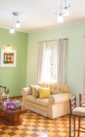Casa à venda com 181m², 4 quartos e 5 vagas Casa à venda com 181m², 4 quartos e 5 vagasSala